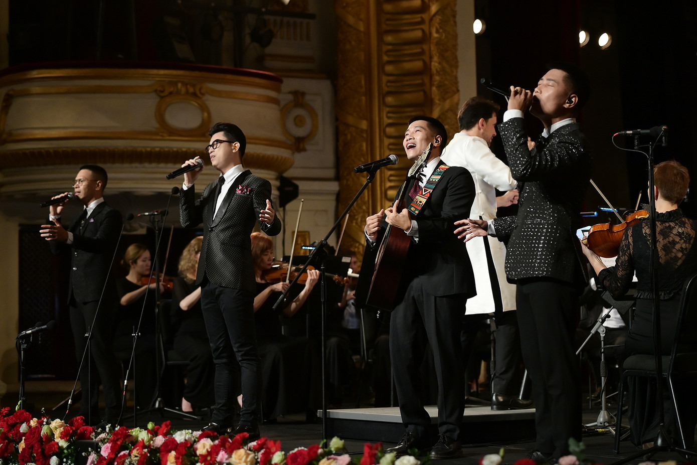 Nhóm Oplus trẻ trung, đầy năng lượng trong Bài ca Hồ Chí Minh (Ewan MacColl). Nhóm Oplus trẻ trung, đầy năng lượng trong Bài ca Hồ Chí Minh (Ewan MacColl).