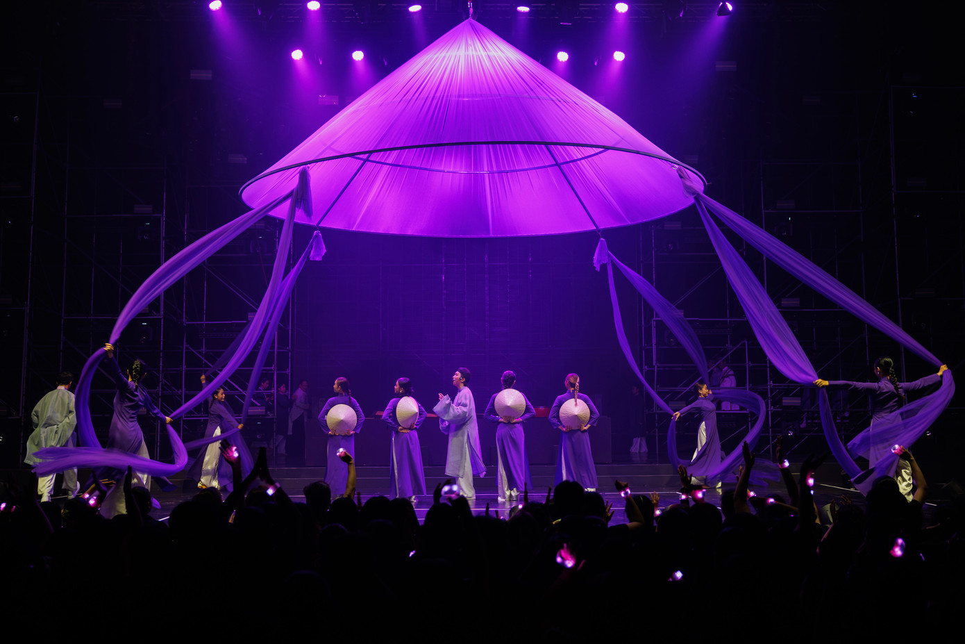 Sân khấu đẹp mê hoặc của Mưa trên phố Huế. Ảnh: BTC