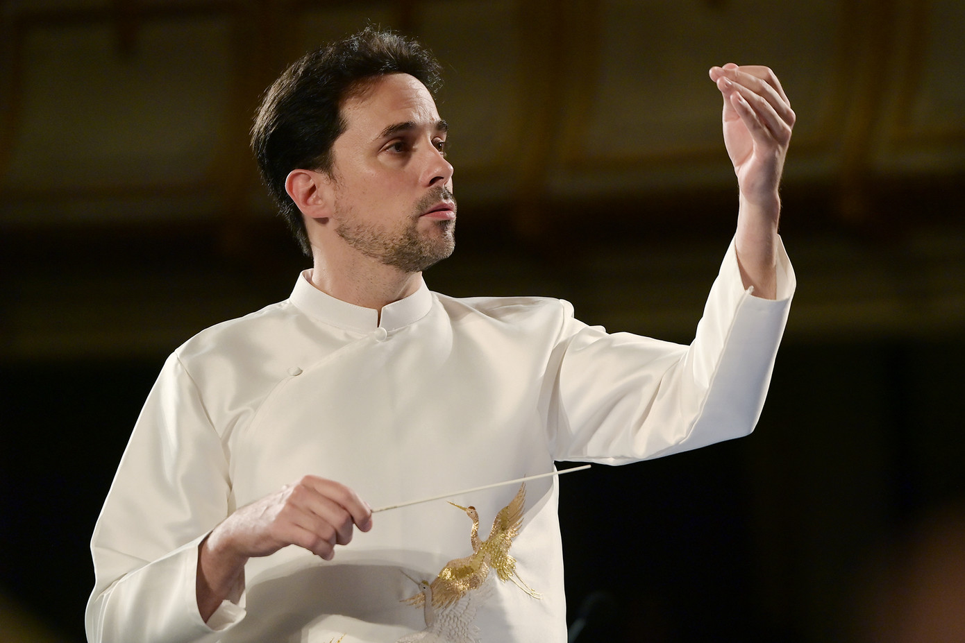 Nhạc trưởng Olivier Ochanine chọn áo dài Việt Nam làm trang phục sân khấu. Nhạc trưởng Olivier Ochanine chọn áo dài Việt Nam làm trang phục sân khấu.