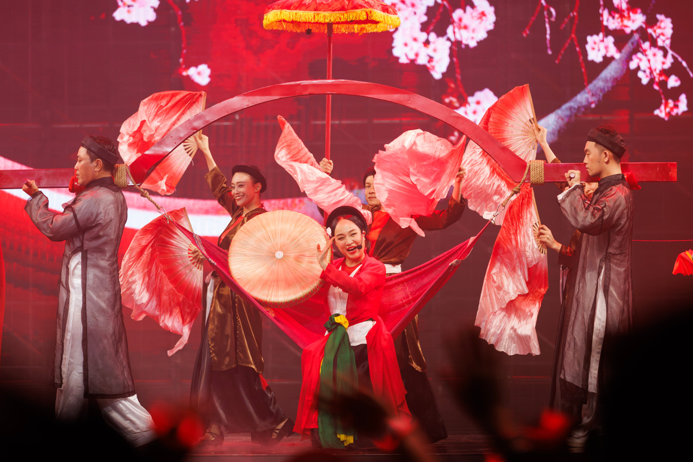 NSND Thu Huyền diễn Đào liễu cùng các anh tài Nhà Trẻ. Ảnh: BTC