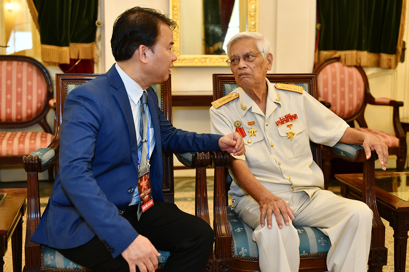 Nhạc sĩ Trần Mạnh Hùng và khách mời đặc biệt của Điều còn mãi - nhạc sĩ Doãn Nho. Nhạc sĩ Trần Mạnh Hùng và khách mời đặc biệt của Điều còn mãi - nhạc sĩ Doãn Nho.