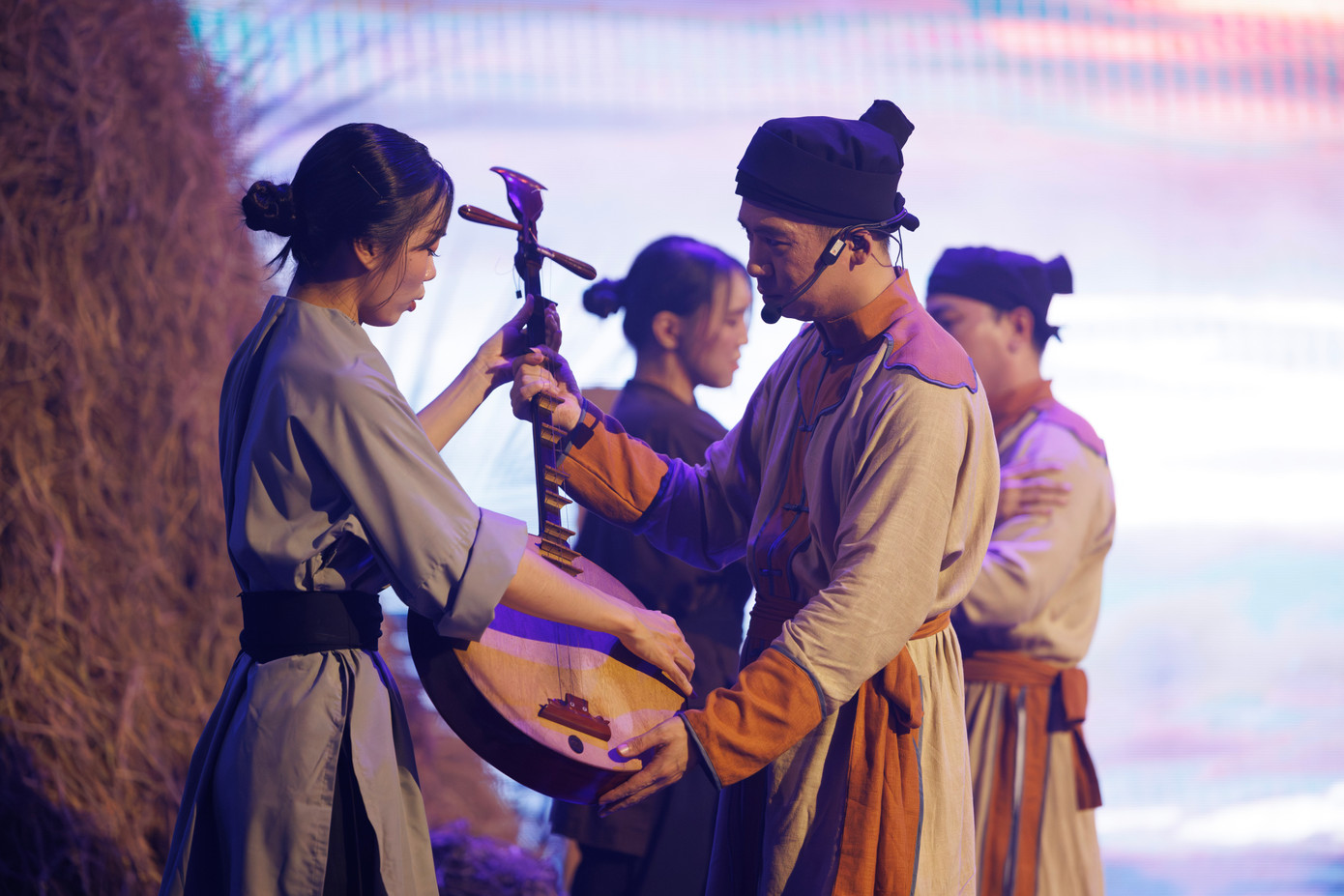 Hoàng Hiệp trao lại đàn cho vợ để lên đường ra trận... Ảnh: BTC