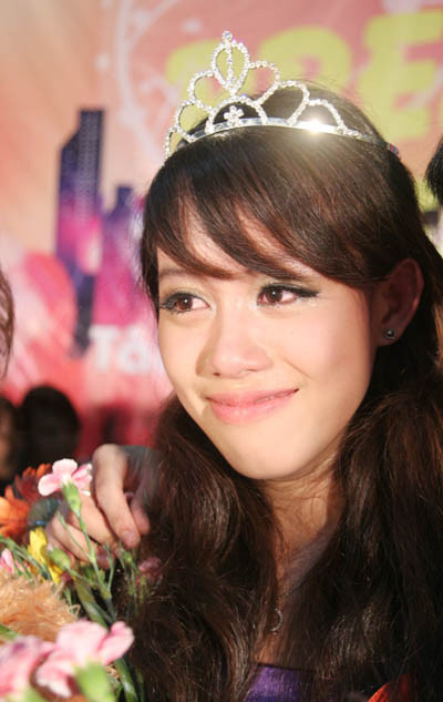 Diễm Quỳnh không giấu được nước mắt hạnh phúc khi đoạt giải