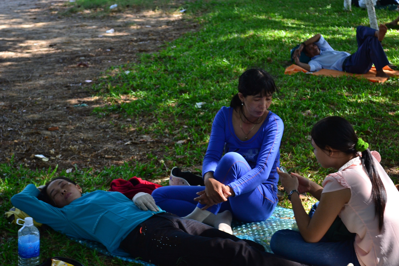 Người ngủ, người chơi. Người ngủ, người chơi. ảnh Việt Hương