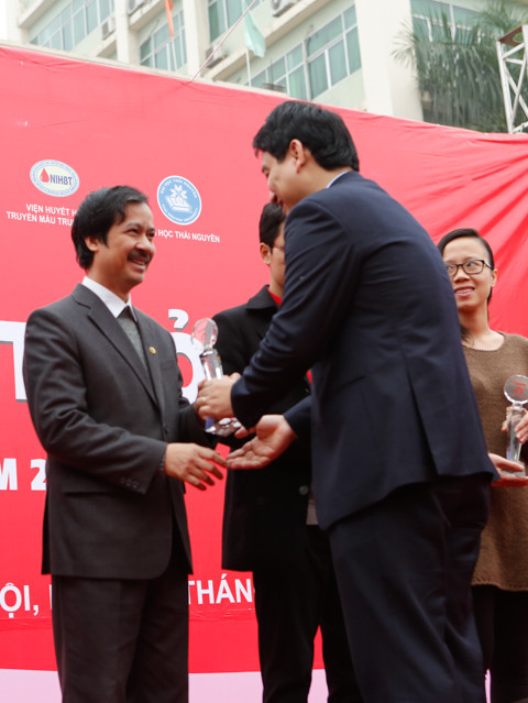 Bí thư thứ nhất T.Ư Đoàn TNCS Hồ Chí Minh Nguyễn Đắc Vinh trao kỷ niệm chương của chương trình Chủ nhật Đỏ cho PGS- TS Nguyễn Kim Sơn- Phó Giám đốc ĐH Quốc gia Hà Nội - đơn vị phối hợp tổ chức Chủ nhật Đỏ lần thứ V. Đại học Quốc gia là đơn vị hai lần tham gia phối hợp tổ chức Chủ nhật Đỏ.