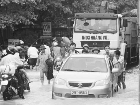 Những lúc thế này, người đi đường rất cần sự hỗ trợ của lực lượng chức năng (cảnh ngập lụt trên QL 1A qua Thanh Hóa). Ảnh: Sỹ Lực