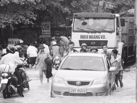 Những lúc thế này, người đi đường rất cần sự hỗ trợ của lực lượng chức năng (cảnh ngập lụt trên QL 1A qua Thanh Hóa). Ảnh: Sỹ Lực