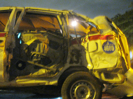 Chiếc taxi bị tàu hỏa đâm nát bét