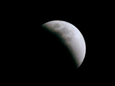 Hình ảnh Mặt trăng trong thời gian diễn ra nguyệt thực ở Virginia (Mỹ)... - Ảnh: Xinhua/Reuters