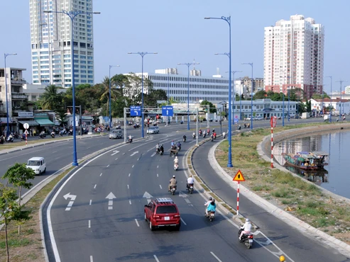 Nhật Bản là nước cung cấp nhiều viện trợ phát triển (ODA) cho Việt Nam. Năm 2012, số tiền cam kết là 1,9 tỉ USD chủ yếu để xây dựng cơ sở hạ tầng. Trong ảnh: công trình đại lộ Võ Văn Kiệt, TP.HCM được xây dựng từ nguồn vốn ODA của Nhật...