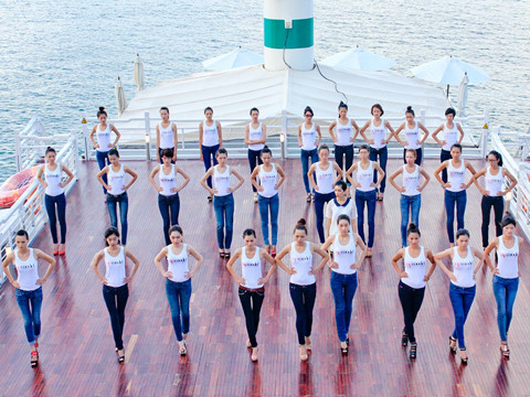Các thí sinh học những bước catwalk đầu tiên trên du thuyền 5 sao sang trọng Âu Cơ ở vịnh Hạ Long