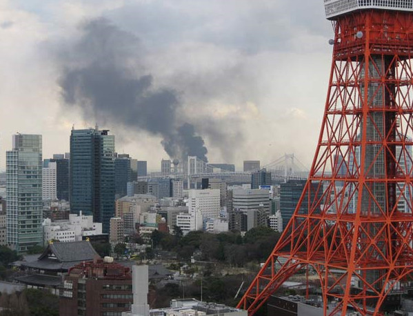 Khói bốc nghi ngút sau trận động đất ở Tokyo. Ảnh: Rex Features