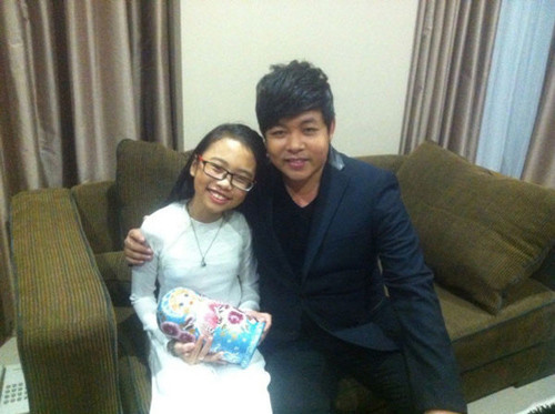 Phương Mỹ Chi rất thích chơi búp bê - Ảnh: Facebook ca sĩ Quang Lê