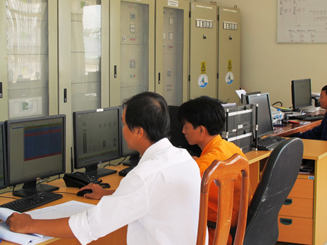 Kỹ sư, công nhân Phân xưởng sản xuất - vận hành Nhà máy điện gió Bạc Liêu đang vận hành thiết bị. Kỹ sư, công nhân Phân xưởng sản xuất - vận hành Nhà máy điện gió Bạc Liêu đang vận hành thiết bị