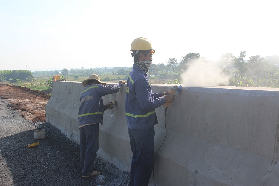Công nhân đang thi công đoạn ta luy cống trên cao tốc