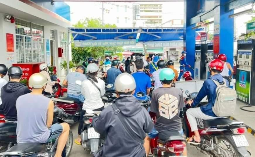 Chờ đến lượt mua xăng vào sáng 10/10.