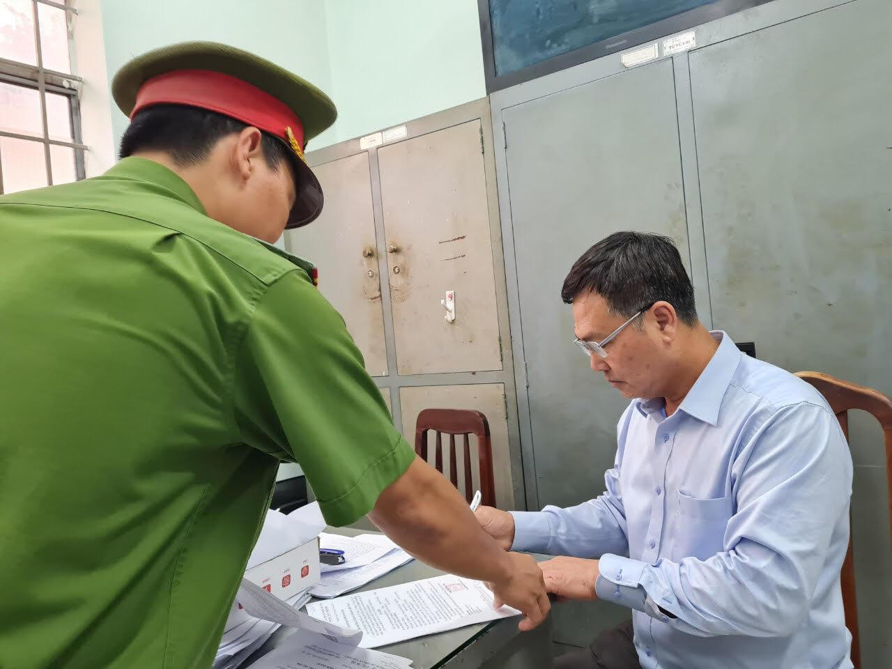 Công an tống đạt quyết định tố tụng đối với ông Nguyễn Văn Hồng. Công an tống đạt quyết định tố tụng đối với ông Nguyễn Văn Hồng.