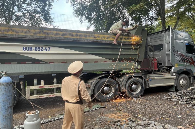 CSGT trạm Suối Tre cắt thùng một xe cơi nới chở quá tải. CSGT trạm Suối Tre cắt thùng một xe cơi nới chở quá tải.