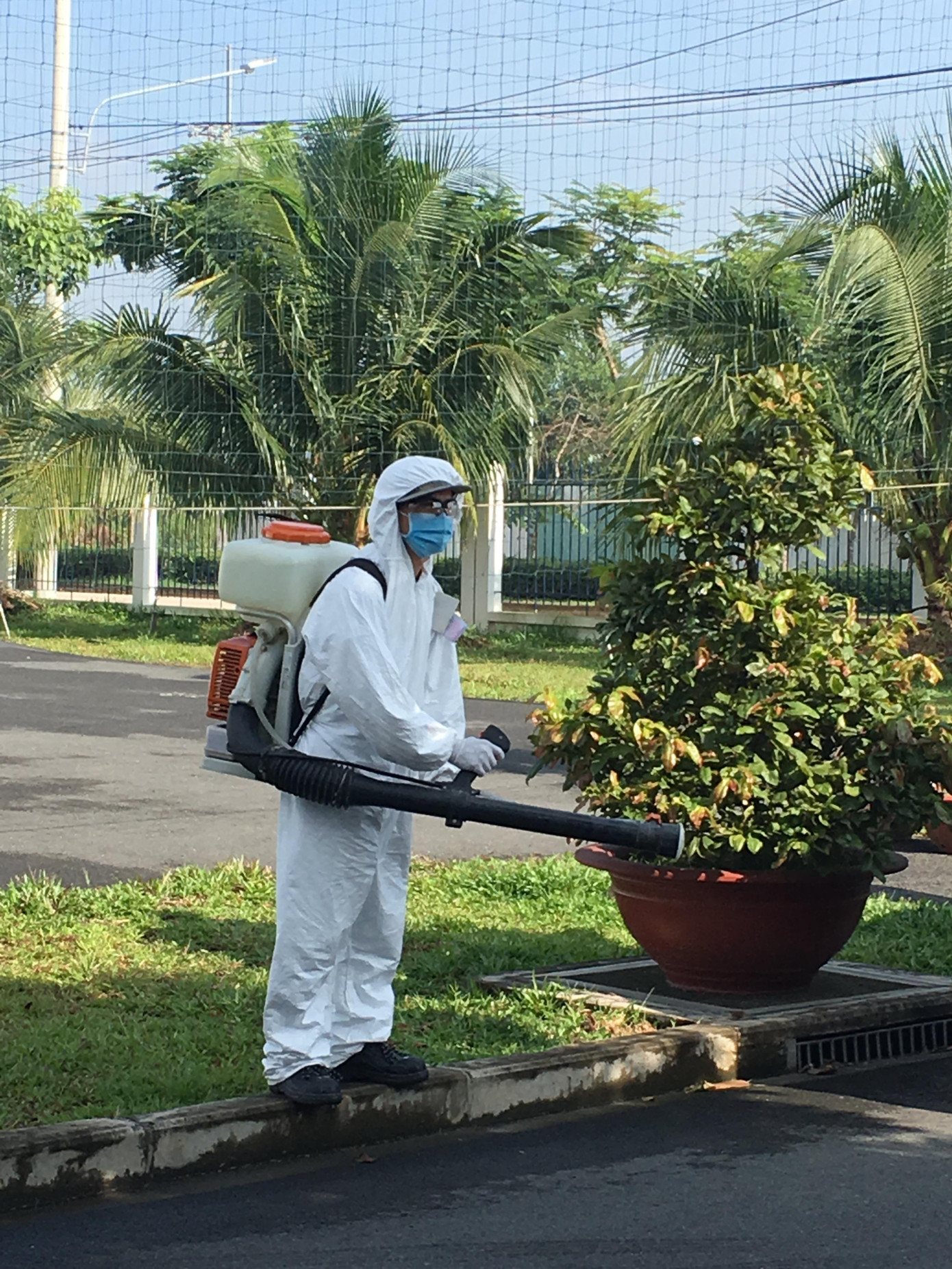 Phun diệt muỗi tại các nhà máy, khu dân cư