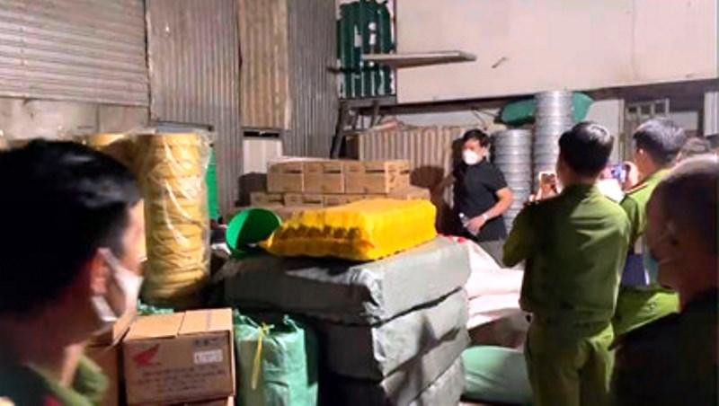 Công an thu giữ hàng ngàn sản phẩm nhớt giả.