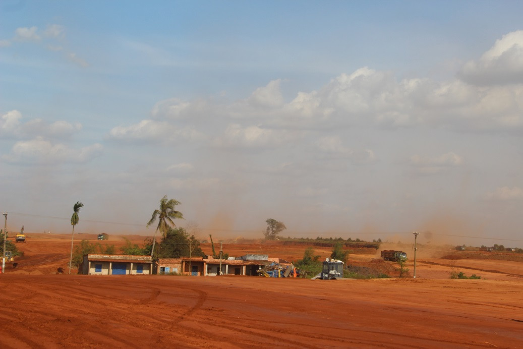 Công trường thi công sân bay Long Thành bên cạnh một cụm nhà dân chưa di dời