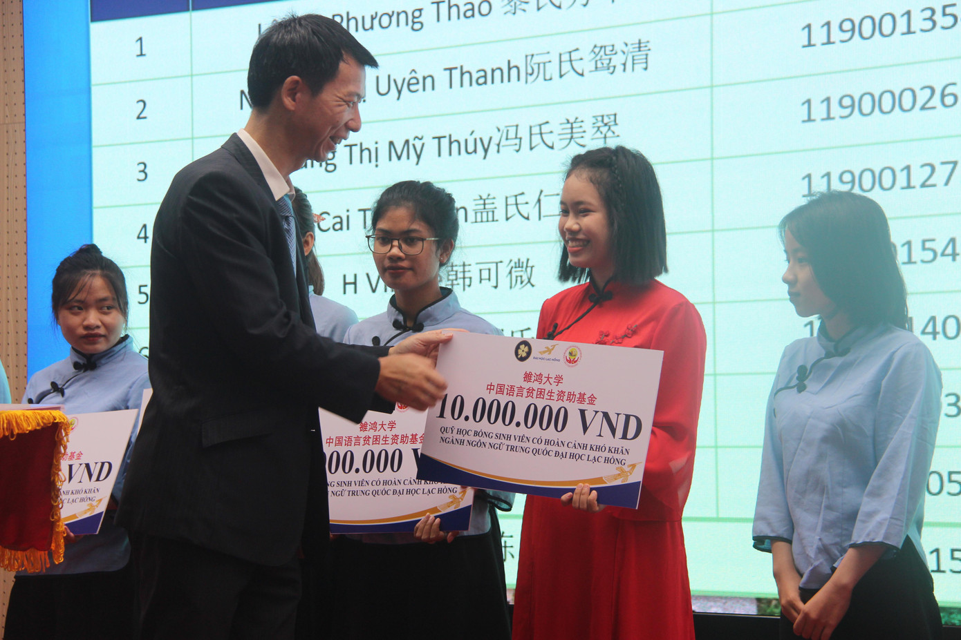 Phó Tổng Lãnh sự Trung Quốc trao học bổng cho sinh viên Phó Tổng Lãnh sự Trung Quốc trao học bổng cho sinh viên