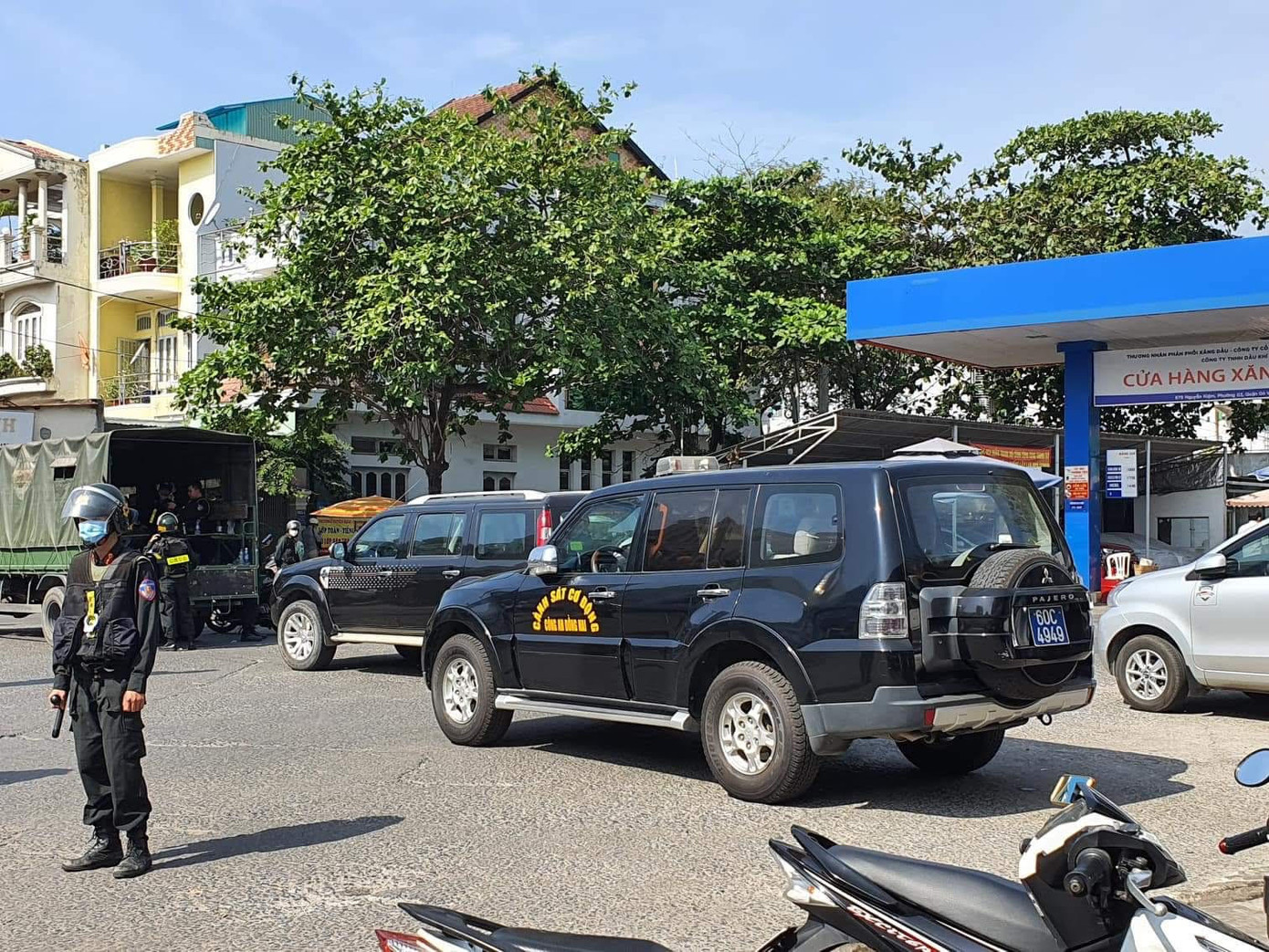 Cảnh sát phong tỏa một cây xăng trong chuyên án Cảnh sát phong tỏa một cây xăng trong chuyên án