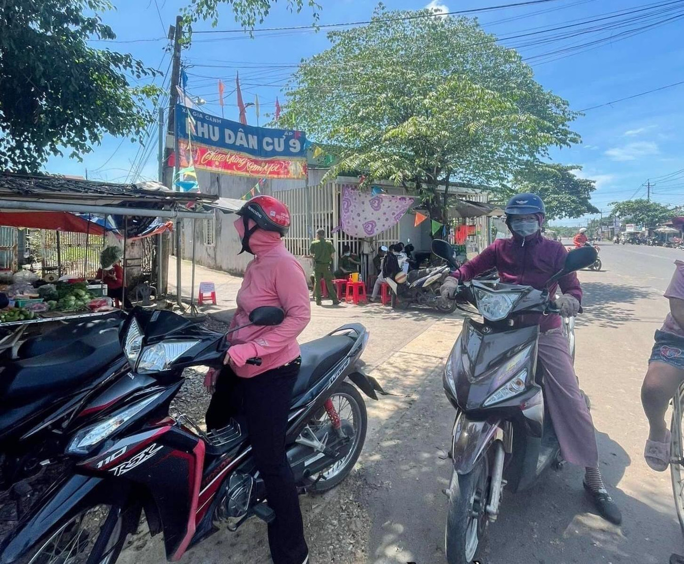 Người dân hiếu kỳ xem lực lượng chức năng khám nghiệm hiện trường