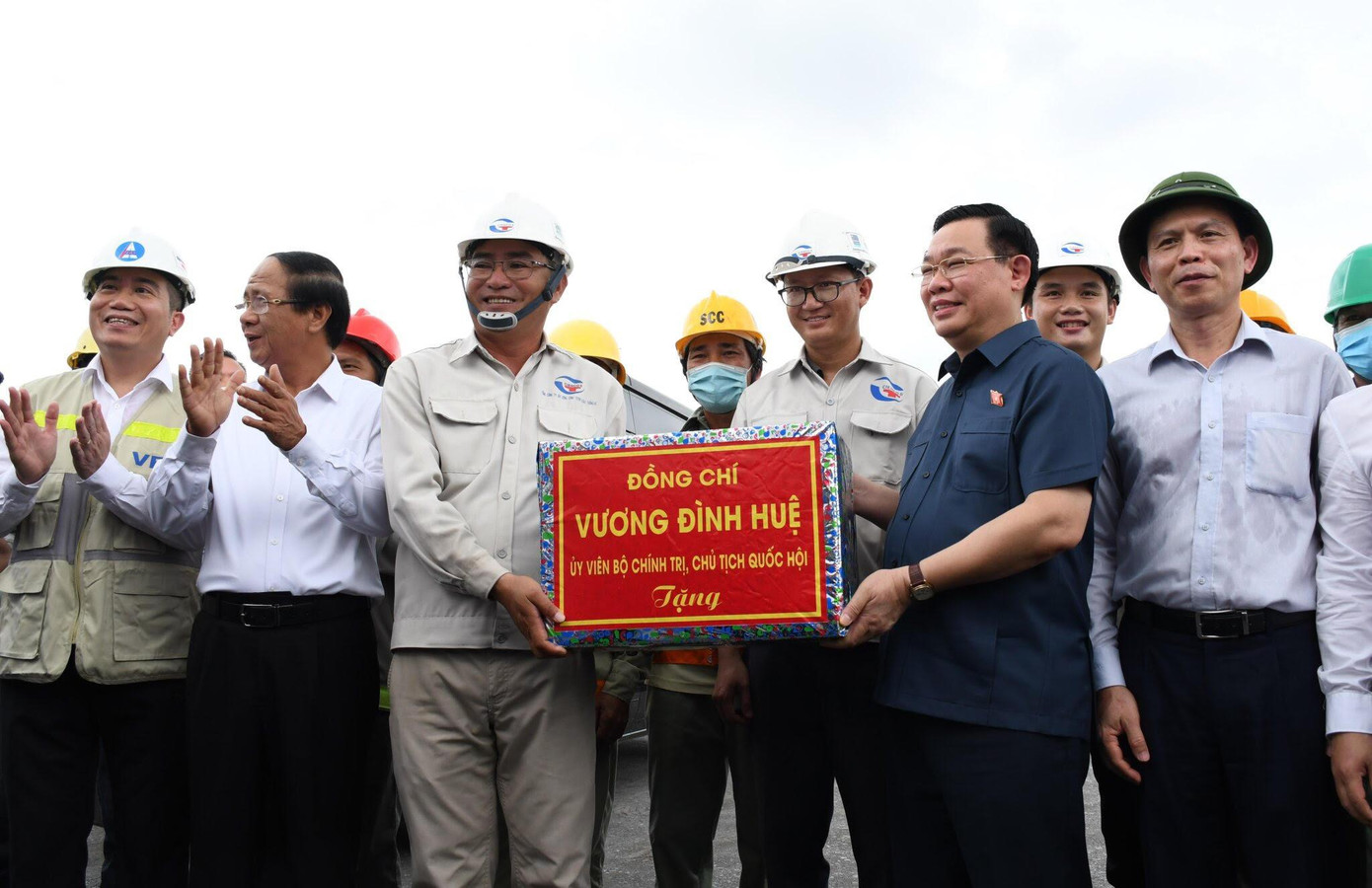 Chủ tịch Quốc hội Vương Đình Huệ tặng quà tập thể công nhân trên công trường.