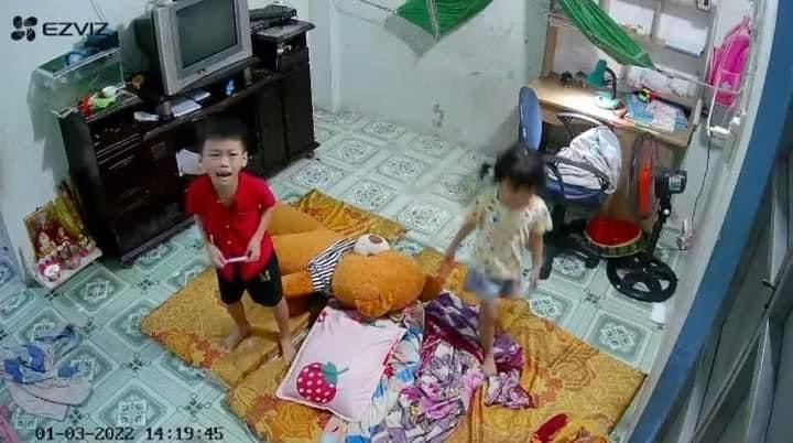 Thời điểm 2 cháu bé bị cướp máy tính