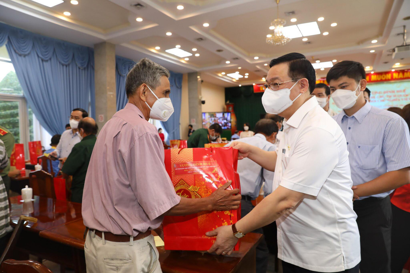 Chủ tịch Quốc hội Vương Đình Huệ tặng quà cho người dân Chủ tịch Quốc hội Vương Đình Huệ tặng quà cho người dân