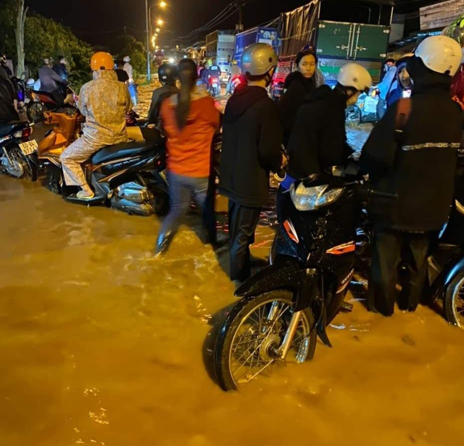 Nước ngập trên quốc lộ 20 đoạn qua huyện Định Quán