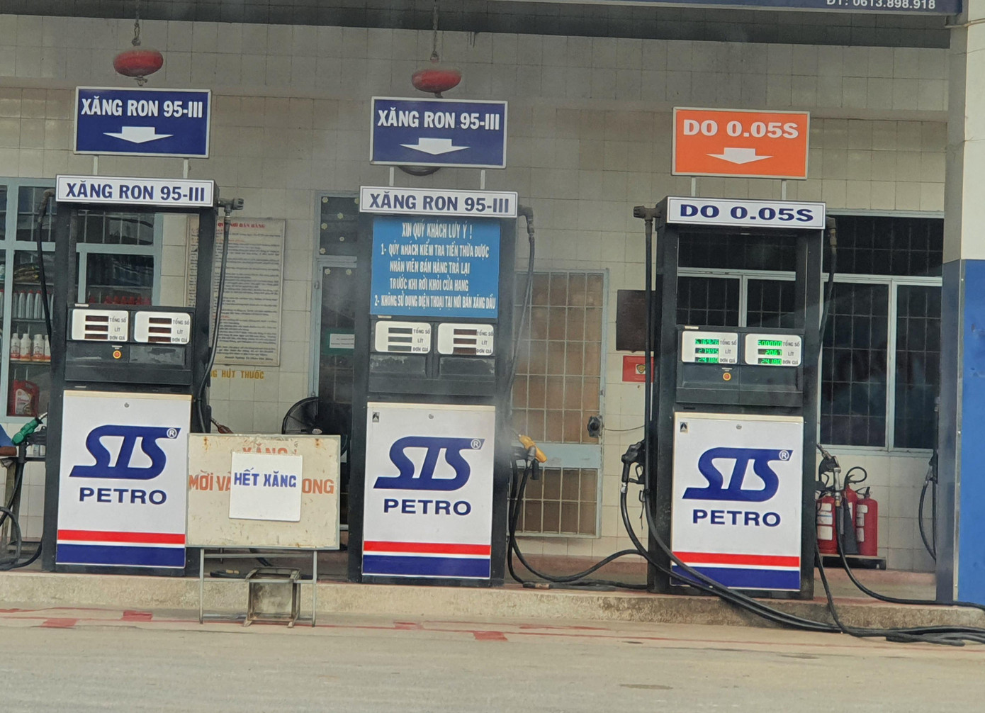 Một cửa hàng tại TP Biên Hòa treo biển hết xăng Một cửa hàng tại TP Biên Hòa treo biển hết xăng