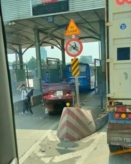 Ô tô bị lật khi vào trạm thu phí cầu Đồng Nai Ô tô bị lật khi vào trạm thu phí cầu Đồng Nai