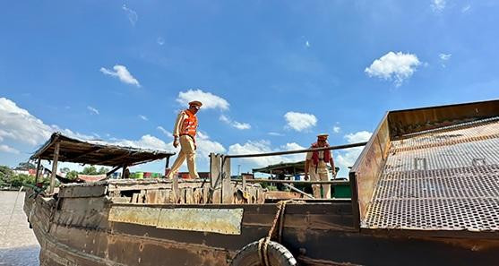 Phương tiện khai thác cát trái phép được trục vớt xử lý