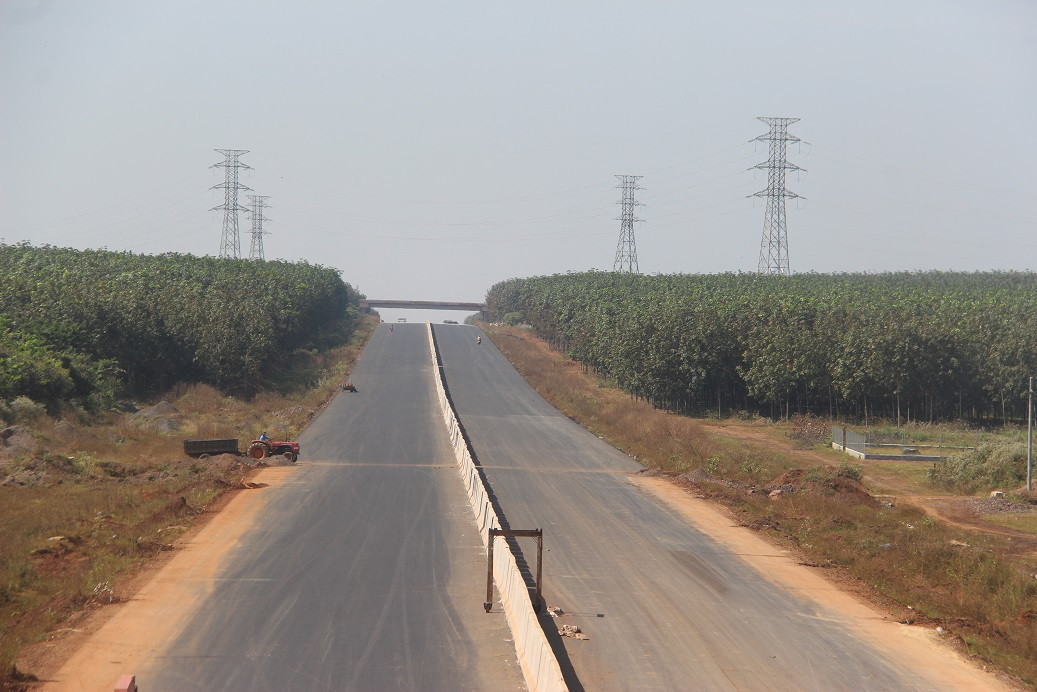 Một đoạn cao tốc đã thảm nhựa và lắp đặt dãy phân cách Một đoạn cao tốc đã thảm nhựa và lắp đặt dãy phân cách