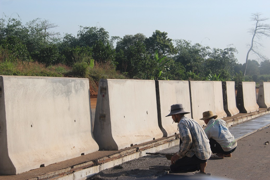 Công nhân chuấn bị phần nền đặt dãy phân cách Công nhân chuấn bị phần nền đặt dãy phân cách