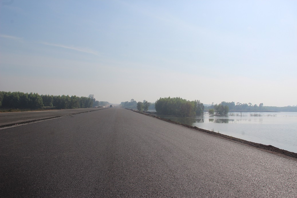 Một đoạn cao tốc băng qua hồ Gia Măng (huyện Xuân Lộc- Đồng Nai) Một đoạn cao tốc băng qua hồ Gia Măng (huyện Xuân Lộc- Đồng Nai)