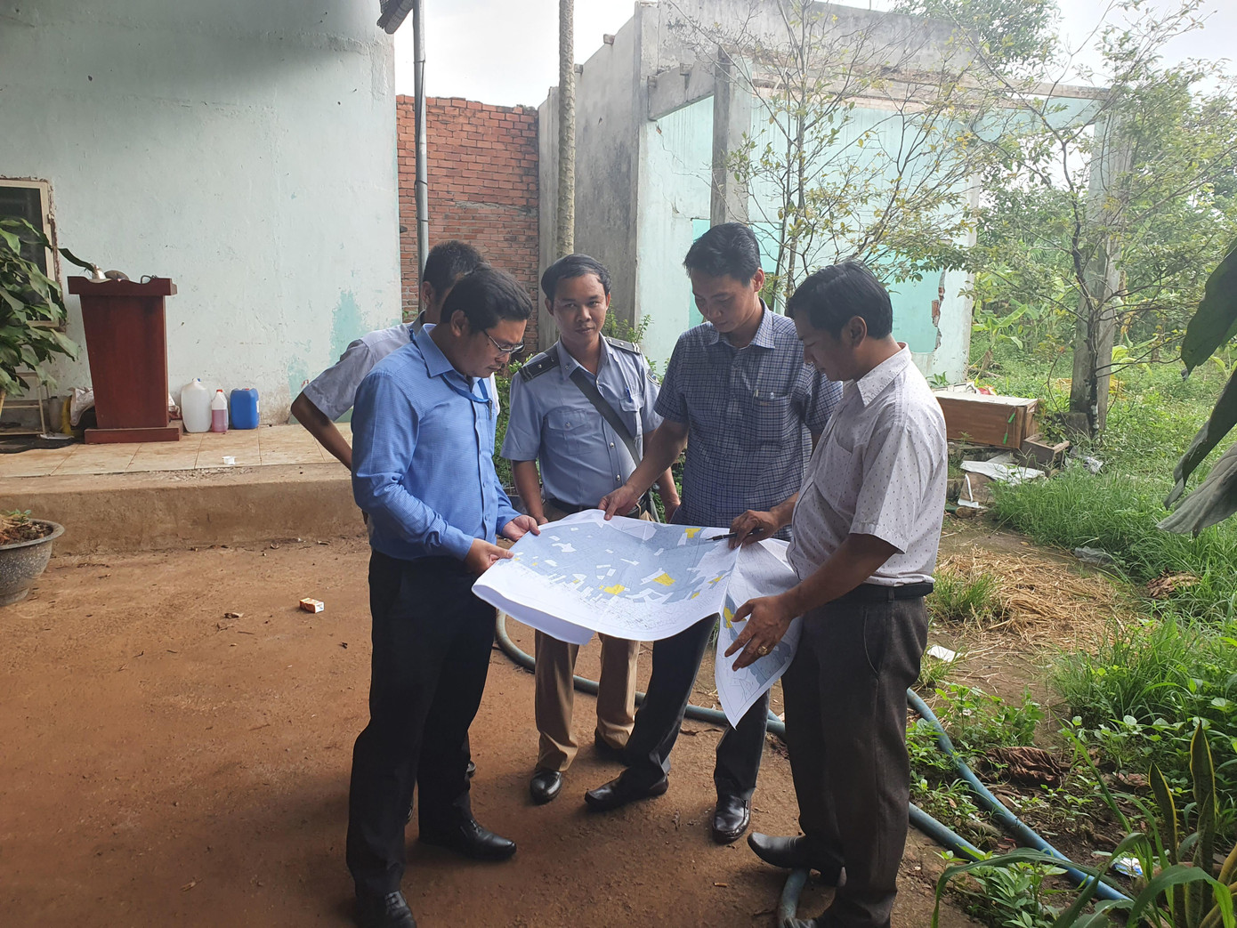 Địa phương và các đơn vị giao nhận mặt bằng tại thực địa Địa phương và các đơn vị giao nhận mặt bằng tại thực địa