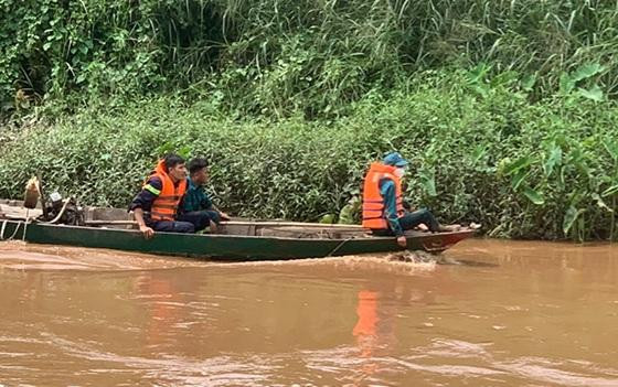 Ảnh: lực lượng chức năng tìm kiếm nạn nhân