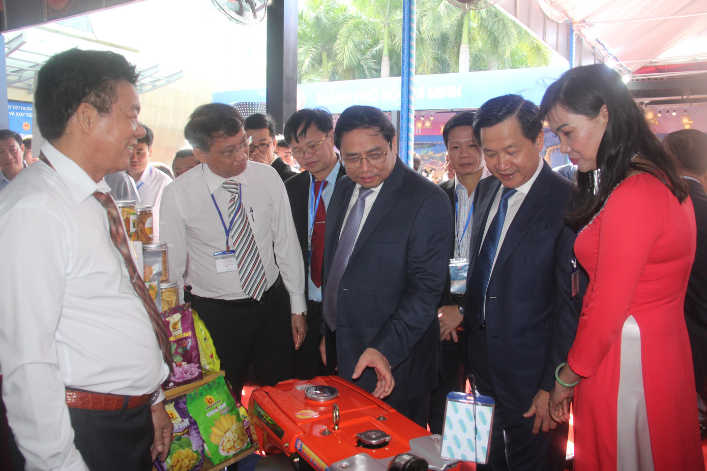 Thủ tướng Phạm Minh Chính tham quan gian hàng trưng bày sản phẩm tại hội nghị