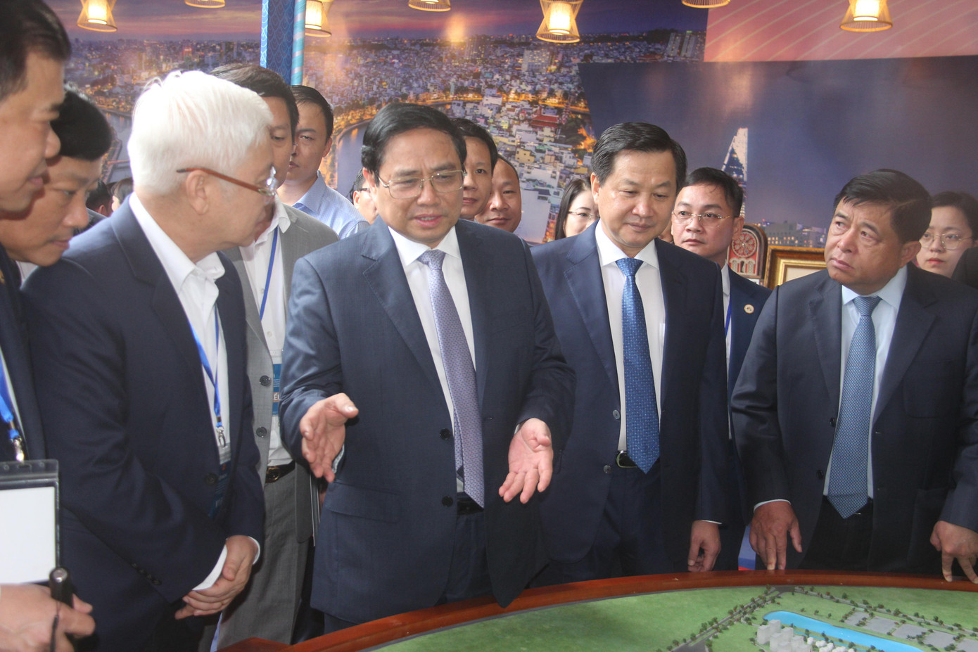 Thủ tướng Phạm Minh Chính tham quan các mô hình phát triển kinh tế của các tỉnh