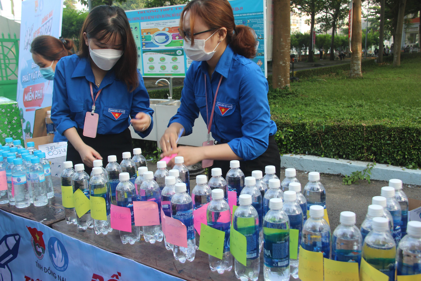 Bàn phát nước cho thí sinh