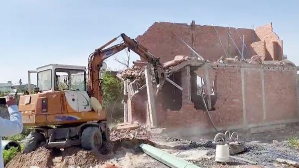 Cơ quan chức năng thực hiện cưỡng chế một công trình xây dựng trái phép tại TP Biên Hòa