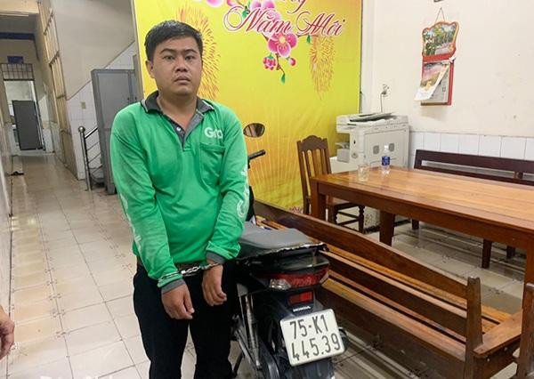 Đối tượng Nguyễn Chí Thông cùng tang vật vụ cướp