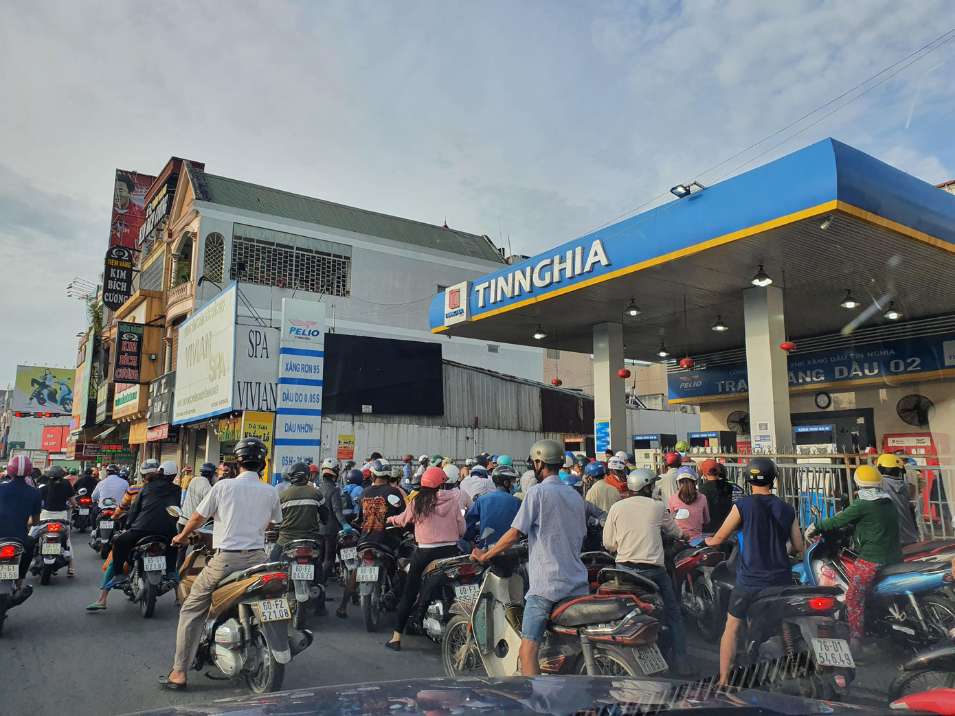 Chen chúc mua xăng.