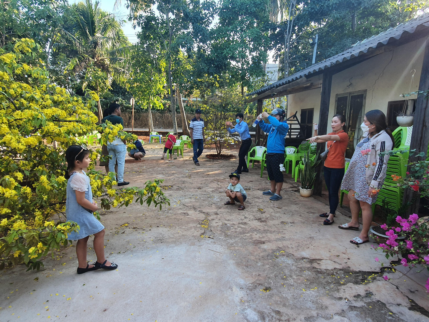 Rất đông "thợ ảnh" tìm vị trí đẹp cho "mẫu ảnh" Rất đông "thợ ảnh" tìm vị trí đẹp cho "mẫu ảnh"