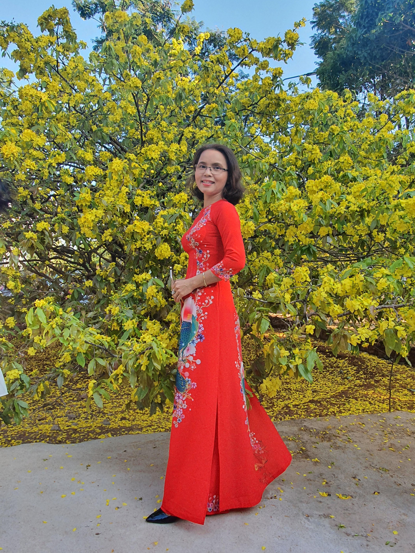 Tạo dáng bên mai vàng Tạo dáng bên mai vàng