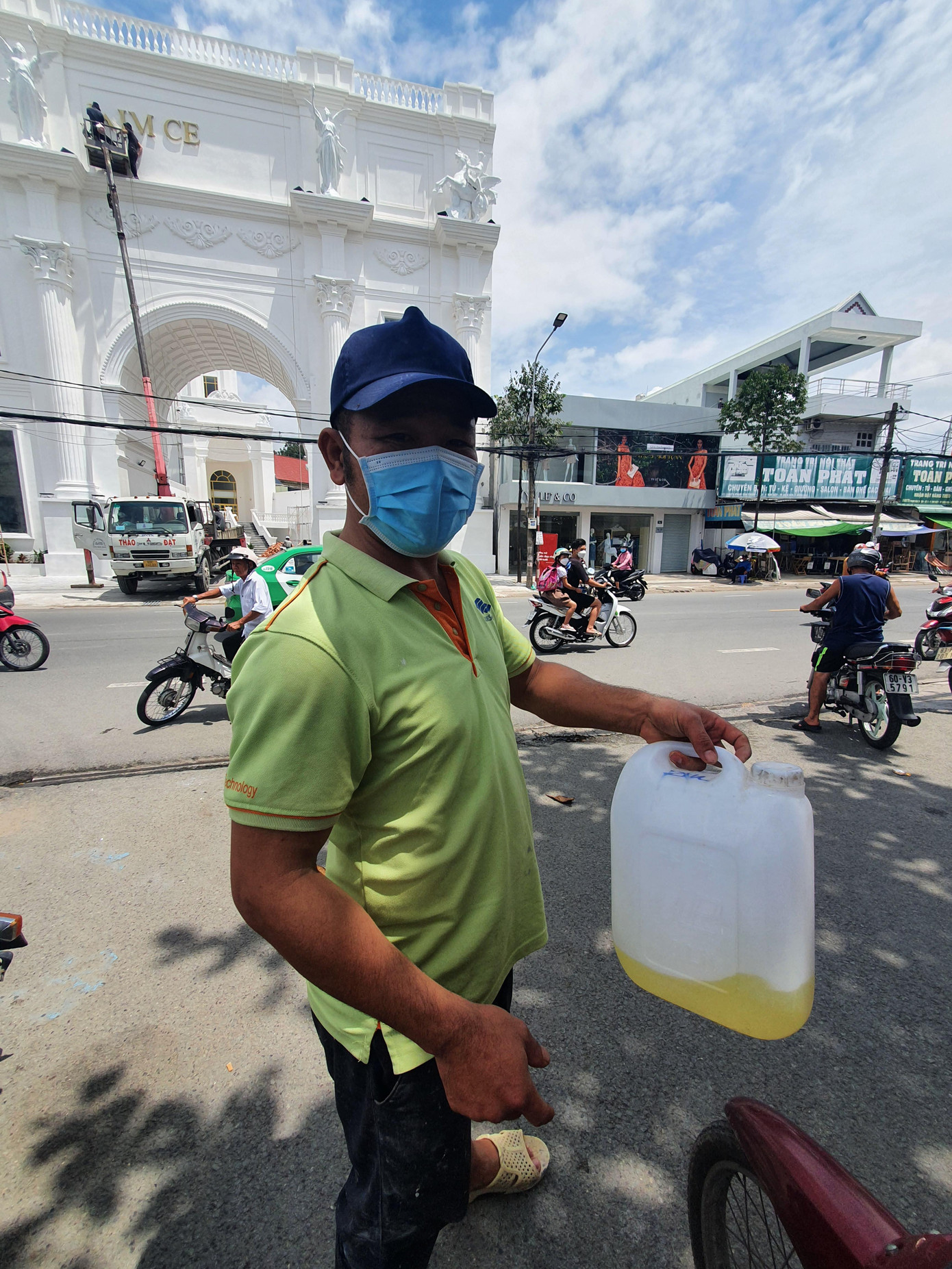 Anh Nguyễn Văn Nam đi nhiều cây xăng mới mua được hơn 1 lít xăng