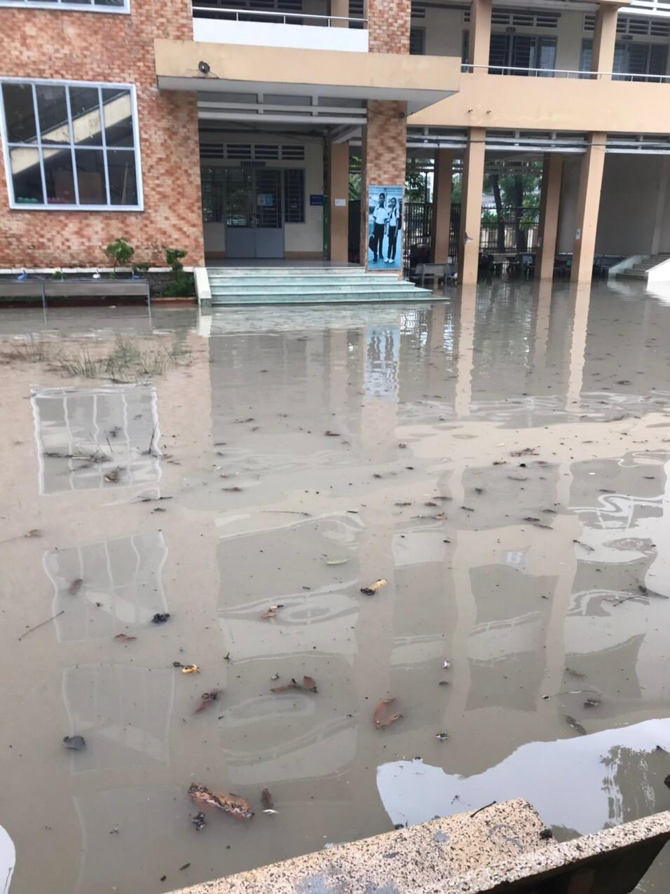 Nước tràn vào lớp học Nước tràn vào lớp học